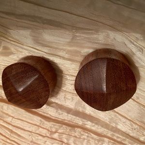 31.7mm ( 1 1/4 inch) wooden plugs, pyramid face